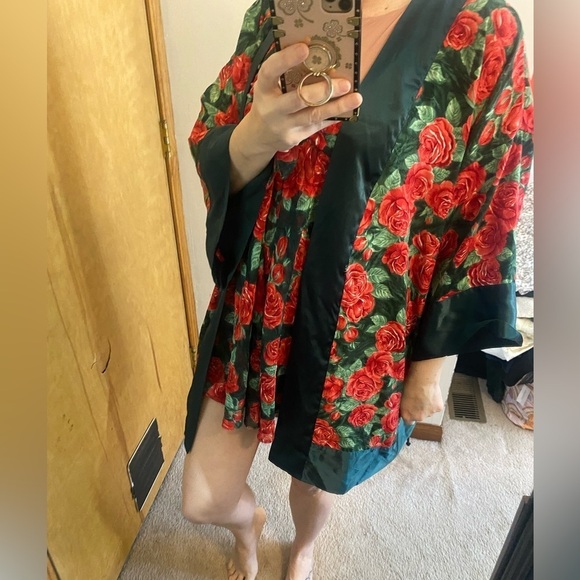 Victoria’s Secret Vintage Gold Label Rose Print Robe and Slip Pajama Set - Picture 4 of 12